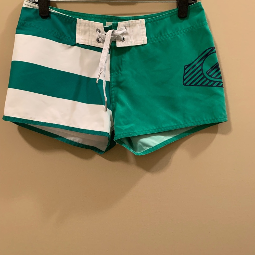 ROXY VINTAGE LOW RISE GREEN AND WHITE SHORT SHORTS - SIZE 3 (SMALL)
